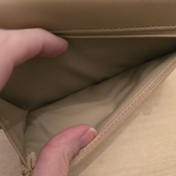 Buxton Tan Wallet/Crossbody, Excellent Condition, Missing Chain - Picture 11 of 13